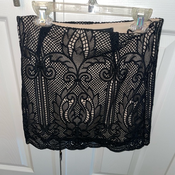 Black lace mini skirt - Picture 2 of 3